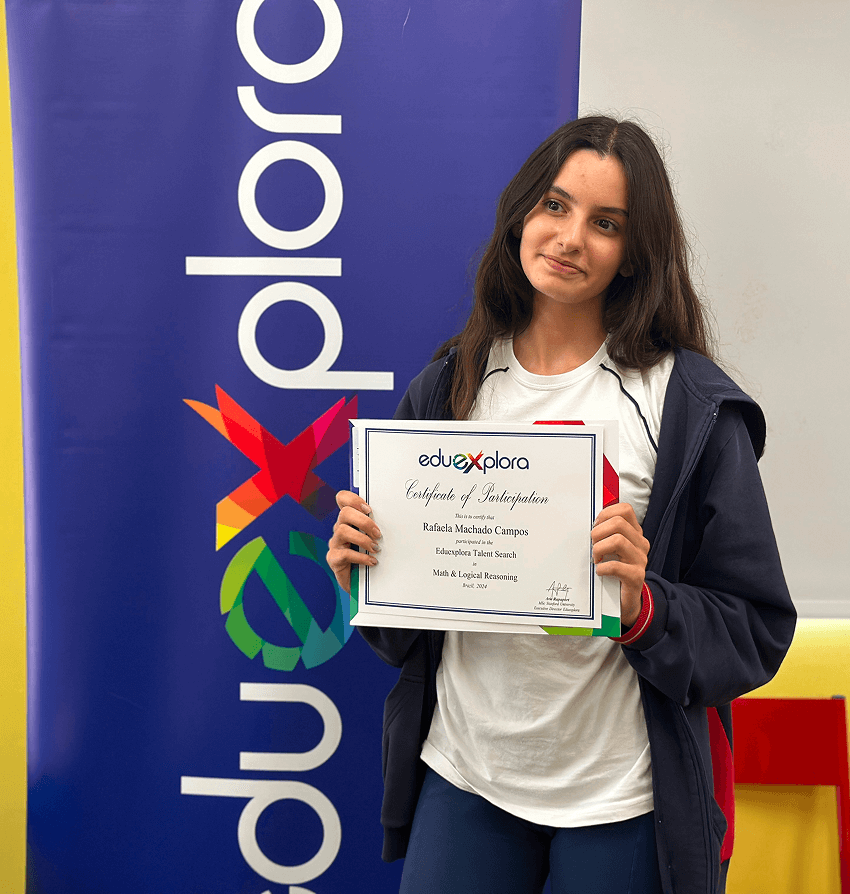 Crianças em atividade lúdica no Período Integral