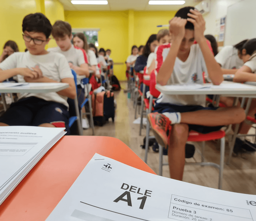 Crianças em atividade lúdica no Período Integral