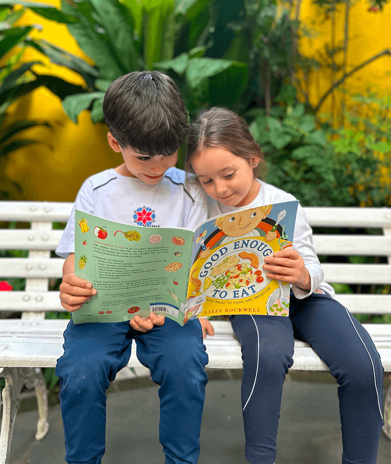 Crianças lendo no Período Integral