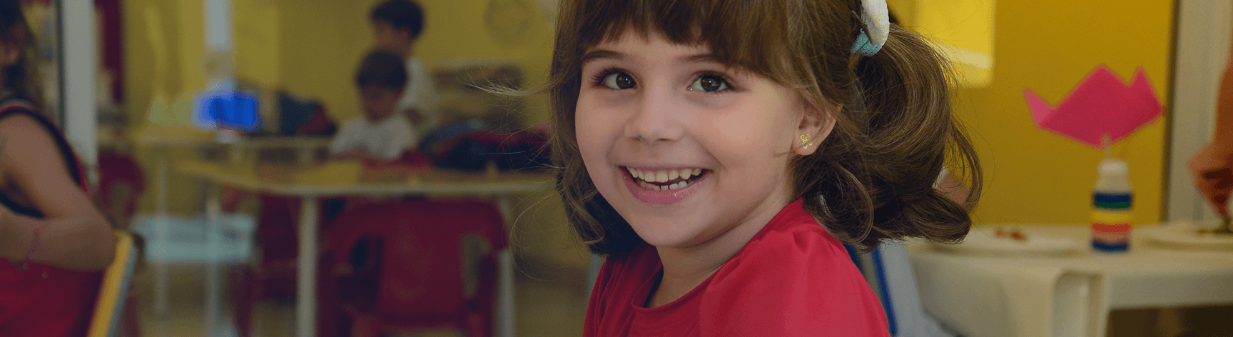 Criança feliz no Período Integral do Colégio Vértice