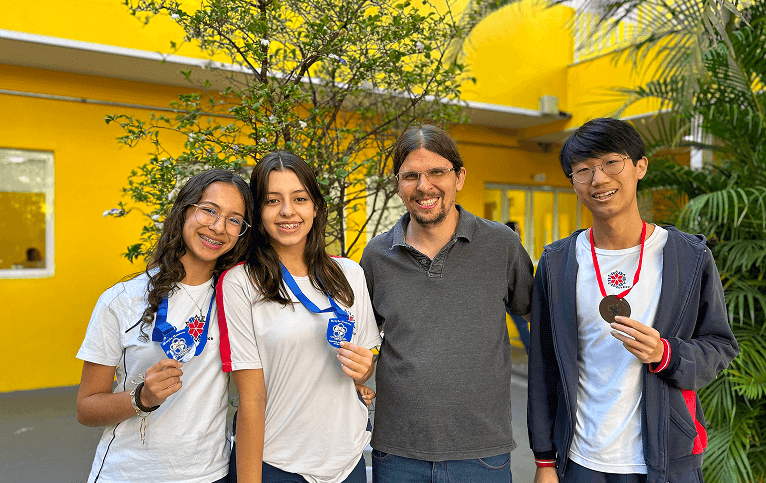 Crianças lendo no Período Integral