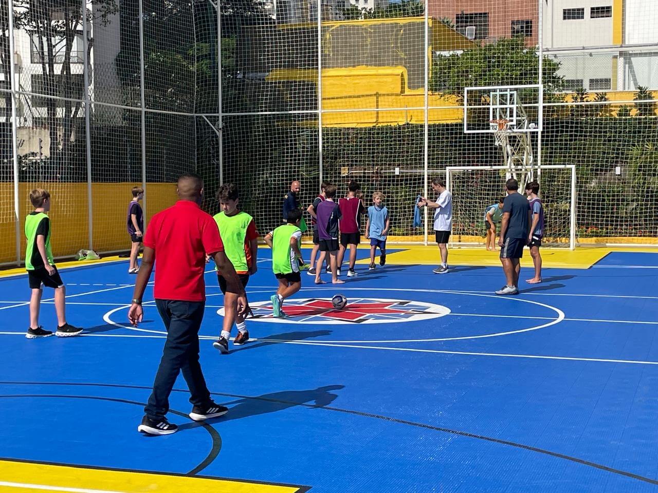 Aula de Badminton - alunos jogando na quadra