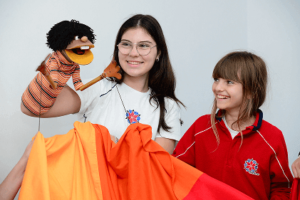 Aula de Teatro - alunos fazendo apresentação com fantoches